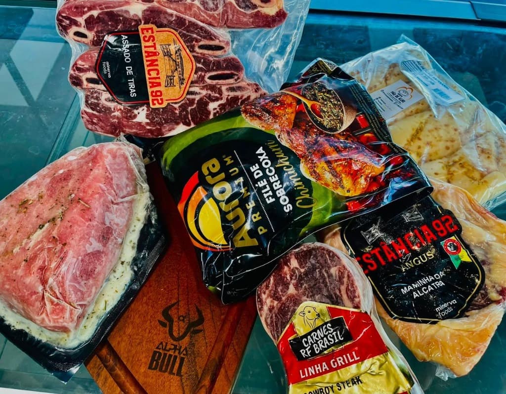 Carnes nobres cruas congeladas e embaladas a vácuo para preparar em casa